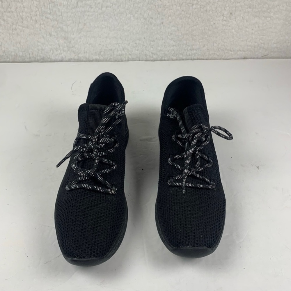 Black sneakers Size 7 but definitely fits like a size 6 so I’m reselling them.